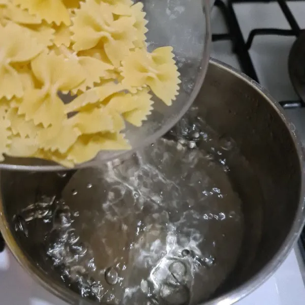 Didihkan air, lalu masukkan pasta