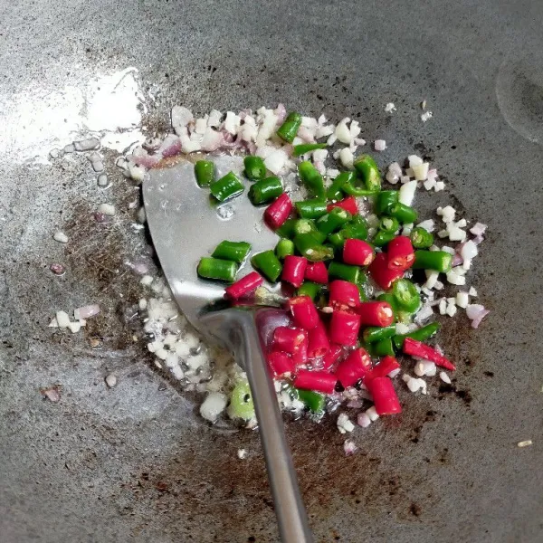 Tumis bawang hingga layu kemudian masukkan cabe, masak hingga harum.
