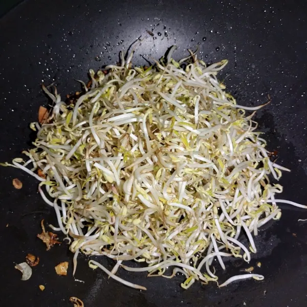 Setelah bumbu berbau harum masukkan toge yang sudah di cuci bersih aduk sampai rata.