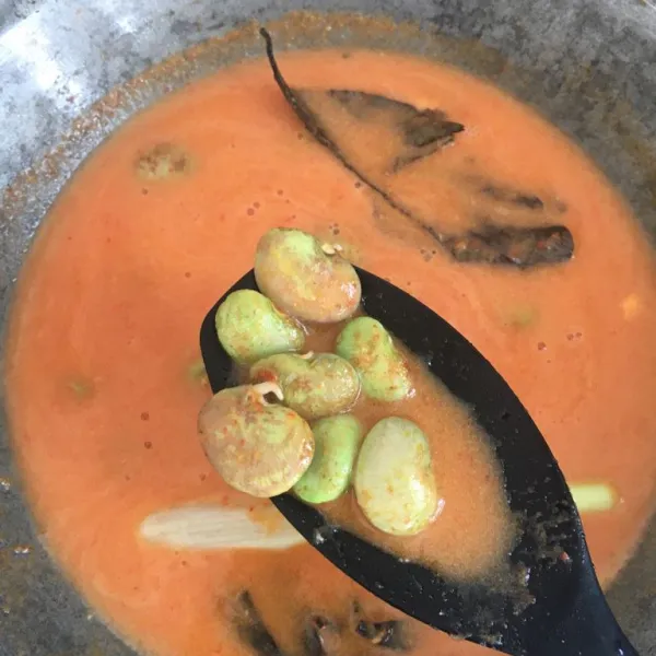 Masukkan kacang fava dan masak selama 15 menit hingga kuah menyusut.