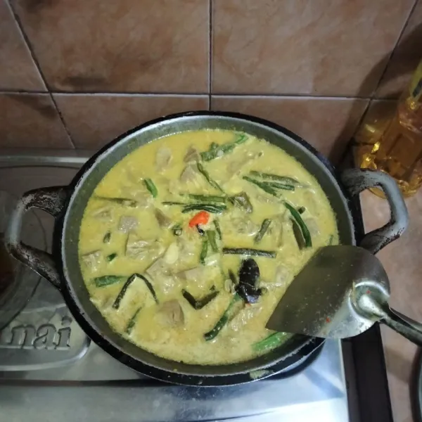 Masak hingga matang, lalu tes rasa kemudian matikan api.