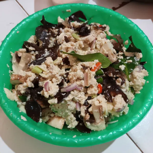 Kemudian masukan jamur kuping dan jamur champignom. Aduk rata kembali.