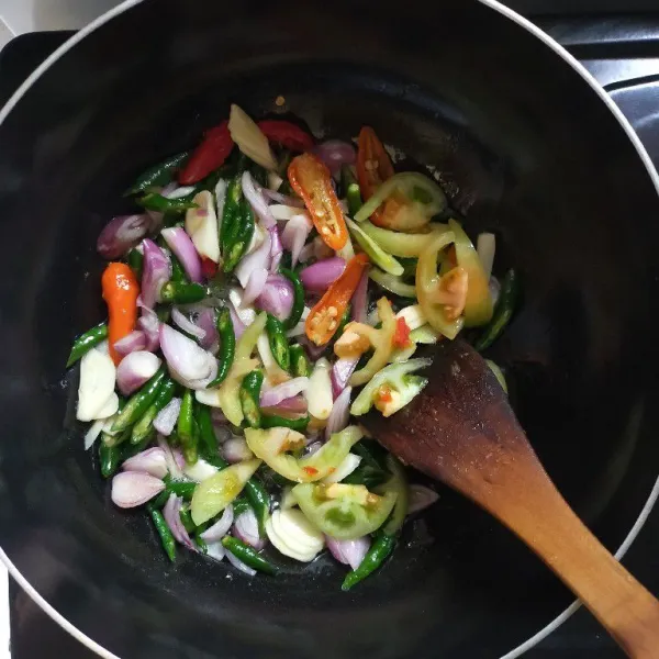 Kemudian tumis bumbu iris dengan sedikit minyak goreng, tumis hingga harum dan bumbu layu.