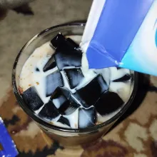 Tuang susu cair.