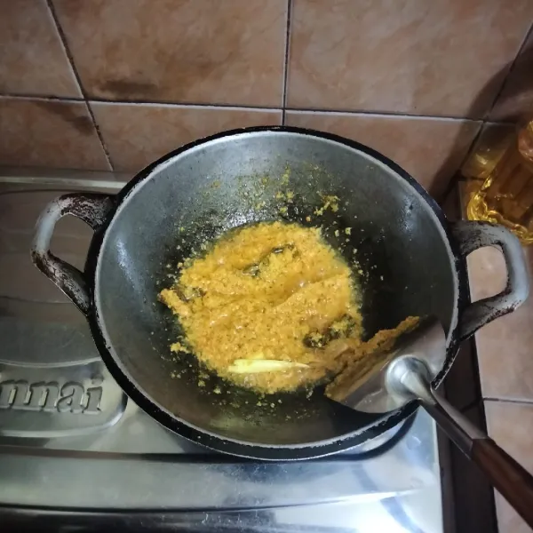 Tumis bumbu halus dan bumbu rempah hingga harum dan matang.