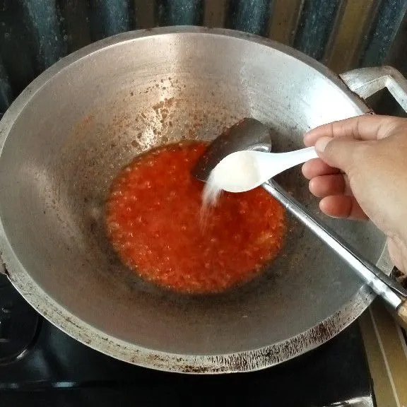 Panaskan minyak goreng, lalu masuk bahan yg sudah dihaluskan tadi, tambahkan garam dan gula, aduk sampai merata, koreksi rasa, matikan api.