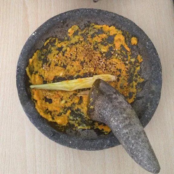 Haluskan bawang putih, kunyit, ketumbar.
