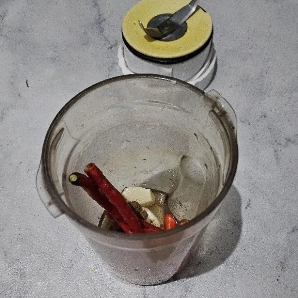 Blender cabe, bawang putih dan terasi.