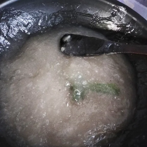 Setelah mulai mengental dan matang, angkat. Tandanya warna bubur mulai bening.