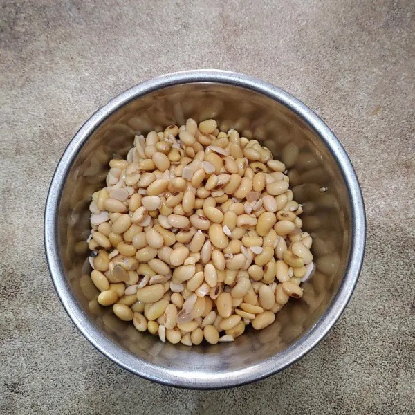 Rendam kacang kedelai semalaman, lalu haluskan.