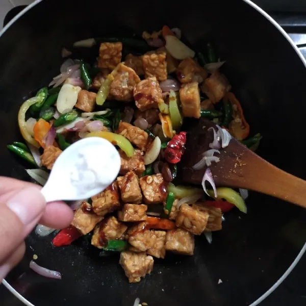 Bumbui dengan garam, kaldu jamur, gula pasir, dan saus tiram.