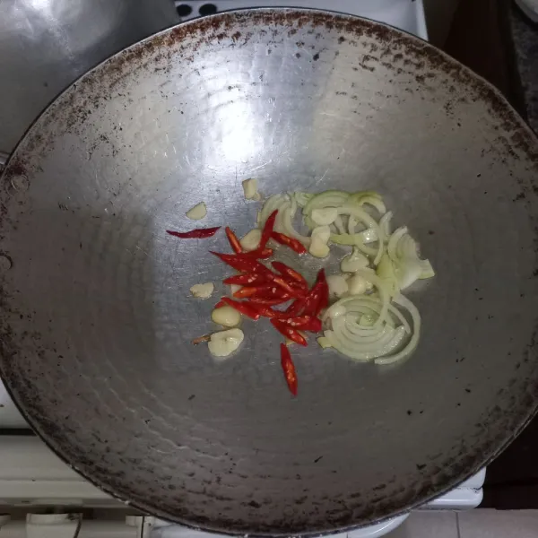 Masukkan irisan cabe merah keriting.