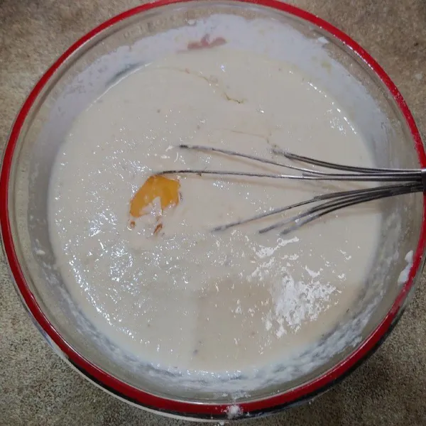 Kemudian masukan telur, aduk rata dan sisihkan.