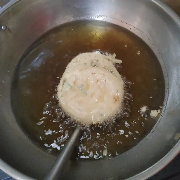 Celupkan ke dalam minyak panas dan banyak, tunggu sampai weci terlepas dari sendok sayur. Masak sampai warnanya berubah menjadi keemasan lalu angkat.