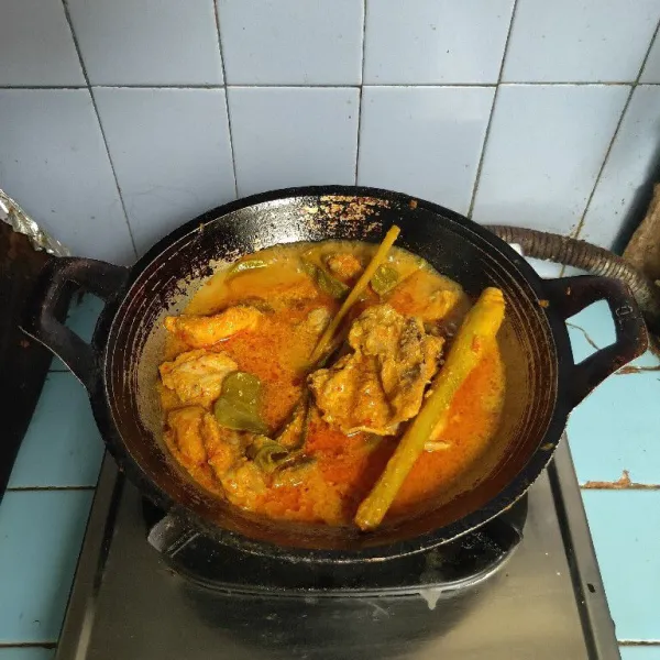 Setelah mengental dan bumbu meresap, koreksi rasanya. Siap disajikan.