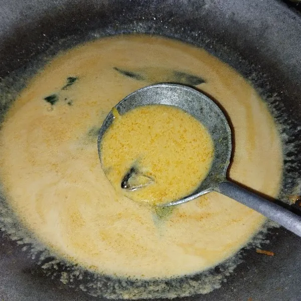 Tambahkan santan, masak hingga mendidih sambil diaduk.