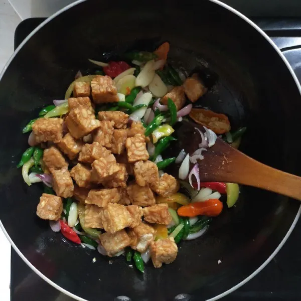 Masukkan tempe yang sudah digoreng tadi.