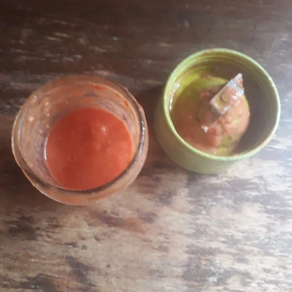 Haluskan tomat merah, bawang putih, bawang merah, cabai, kemiri dan jahe.