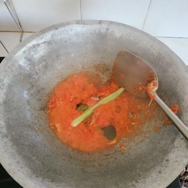 panaskan minyak lalu tumis bumbu halus, tambahkan serai, daun jeruk dan, lengkuas. Tumis sampai matang dan harum.