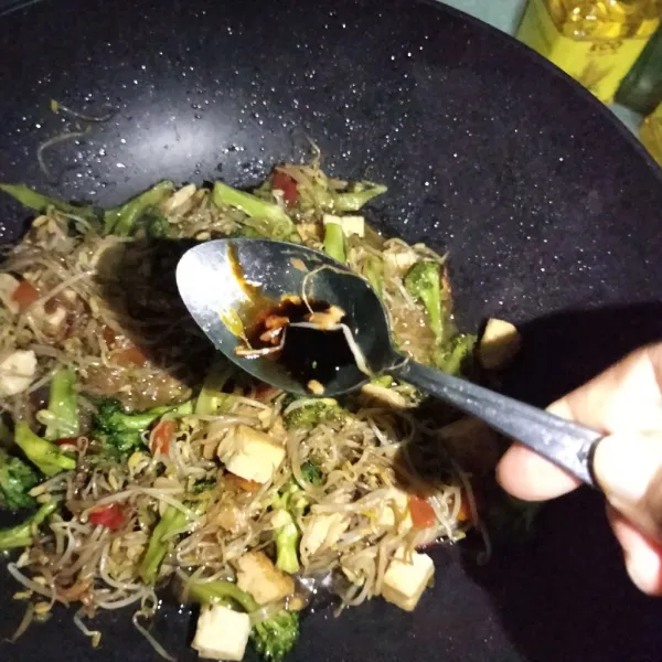 Kemudian tambahkan garam gula pasir dan penyedap rasa kecap manis dan air secukupnya aduk sampai rata masak hingga matang dan siap di sajikan.