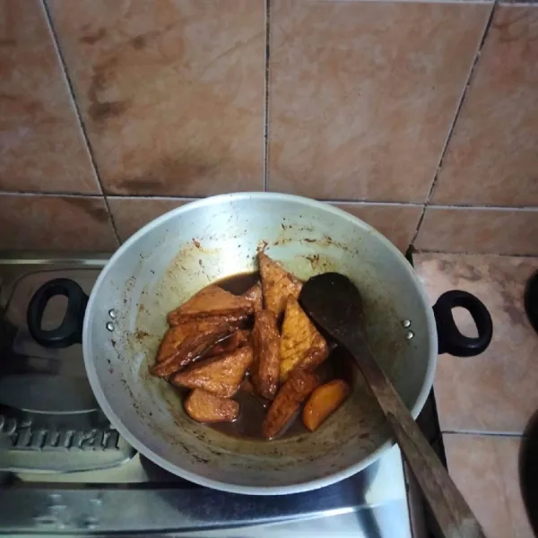 Aduk rata dan masak hingga kentang empuk dan bumbu meresap, lalu tes rasa kemudian matikan api.