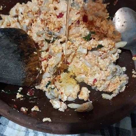 Tambahkan putih telur, aduk lagi.