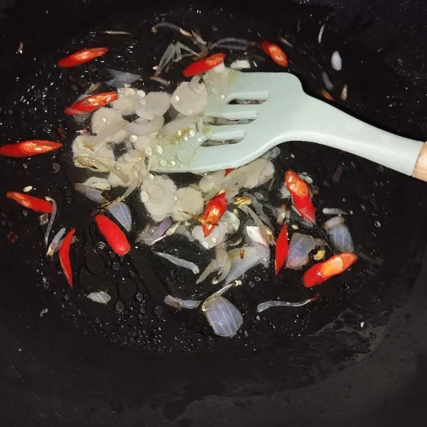 Tambahkan air, bakso, dan cabe iris.
