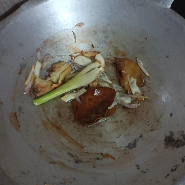 Masukkan lengkuas, daun jeruk, dan serai.