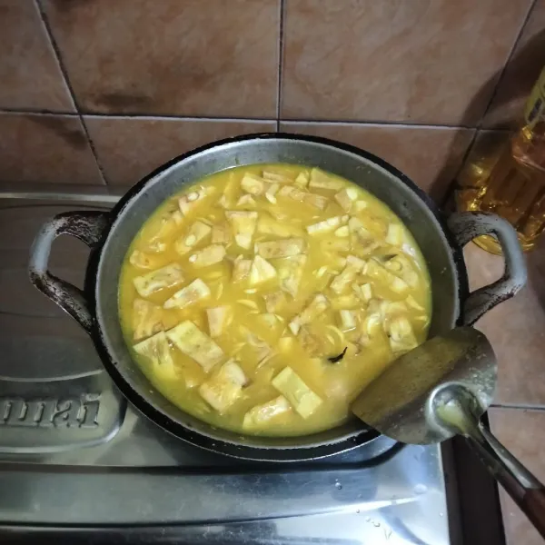 Lalu tambahkan air.