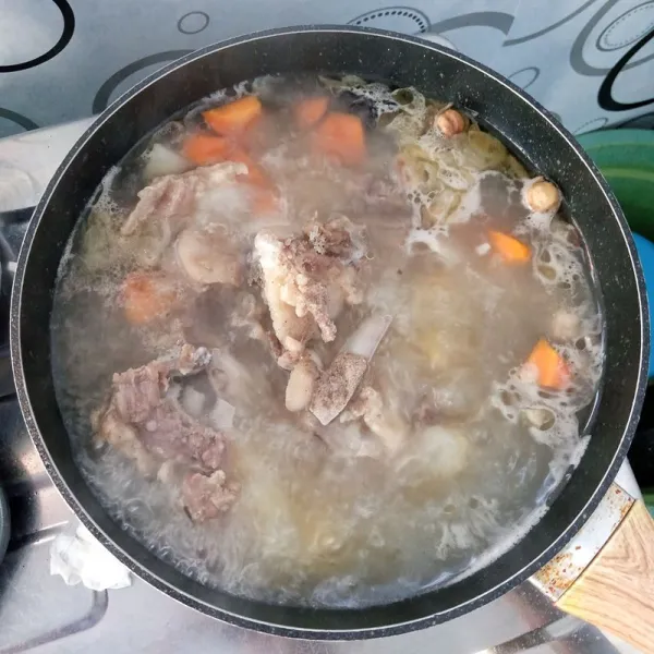 Masukkan tulang ayam dan seasoning. Aduk rata.