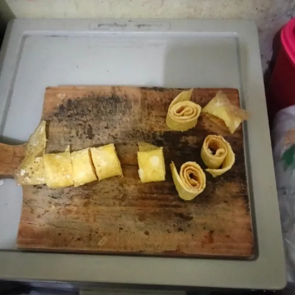 Terakhir gulung telur yang sudah di dadar tadi, kemudian potong-potong.