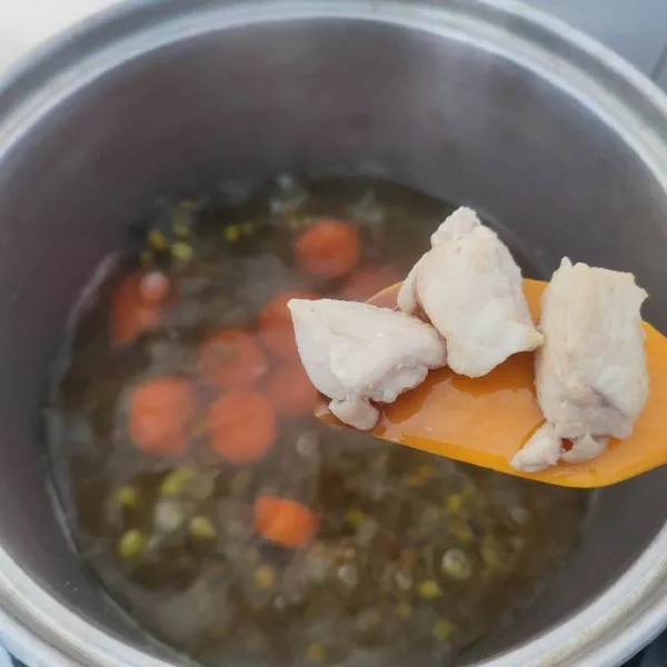 Ketika kacang hijau ½ empuk, masukkan daging ayam dan potongan wortel. Masak sampai semuanya empuk.