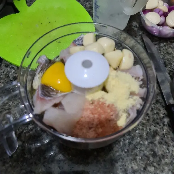 Chopper ( haluskan ) ikan, bawang putih, telur ayam, garam,es dan penyedap rasa.
