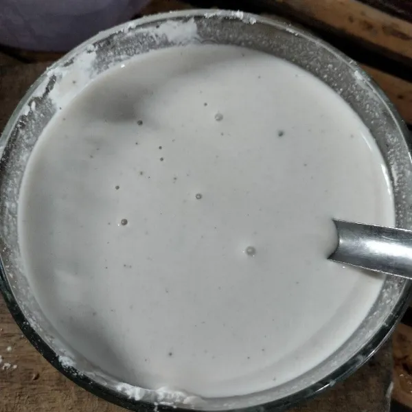Encerkan tepung garut dengan 200 ml air.