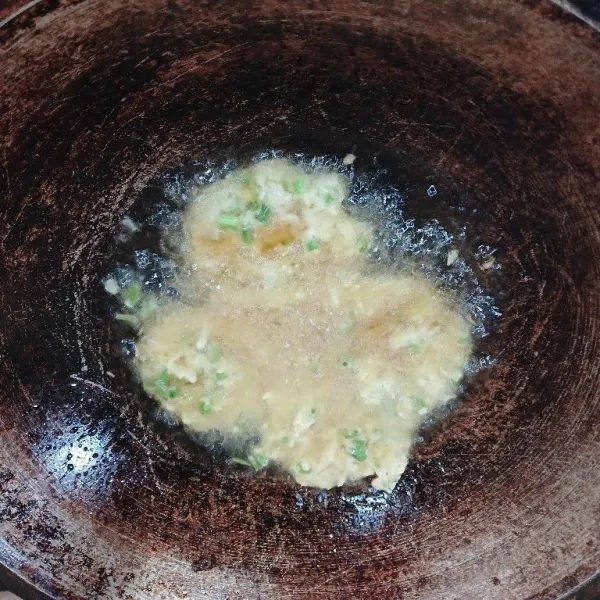 Panaskan minyak, goreng sesendok-sesendok dengan api sedang kecil hingga matang keemasan kedua sisinya.