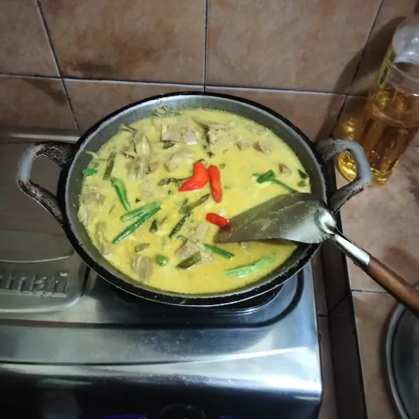 Masukkan cabai rawit utuh.