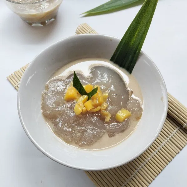 Penyajian : taruh bubur dalam mangkuk, tambahkan kuah santan nangka. Siap disajikan dingin lebih nikmat.