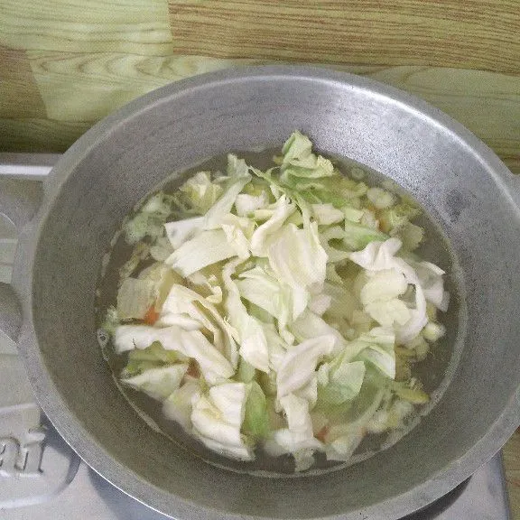 Masukkan kembang kol dan kubis.