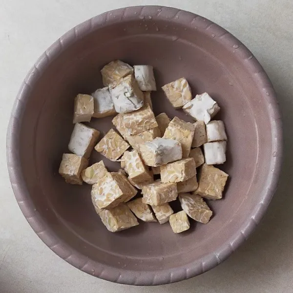 Potong tempe seperti dadu, lalu sisihkan.