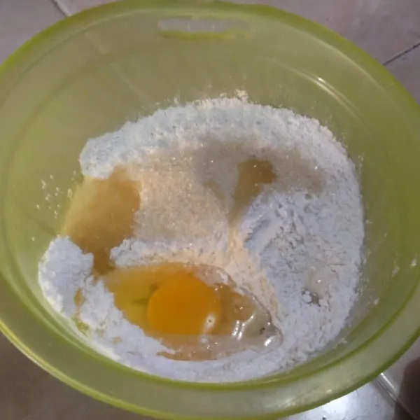 Masukkan tepung terigu, tepung tapioka, tepung beras, gula, garam, vanili bubuk, dan telur ke dalam wadah bersih