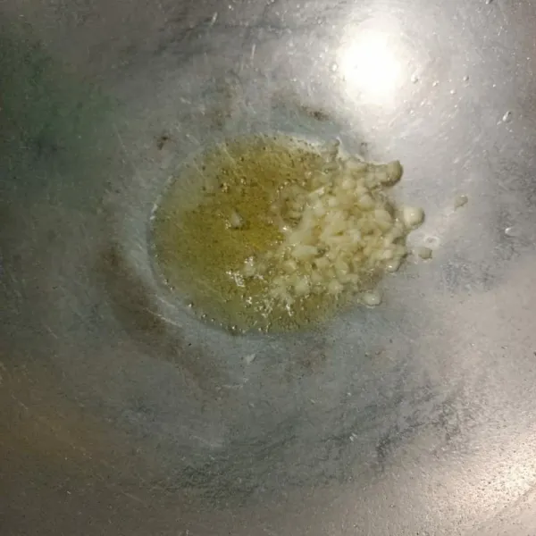 Panaskan minyak lalu tumis bawang putih hingga harum.