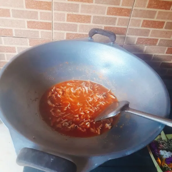 Masukkan air dan ayam.