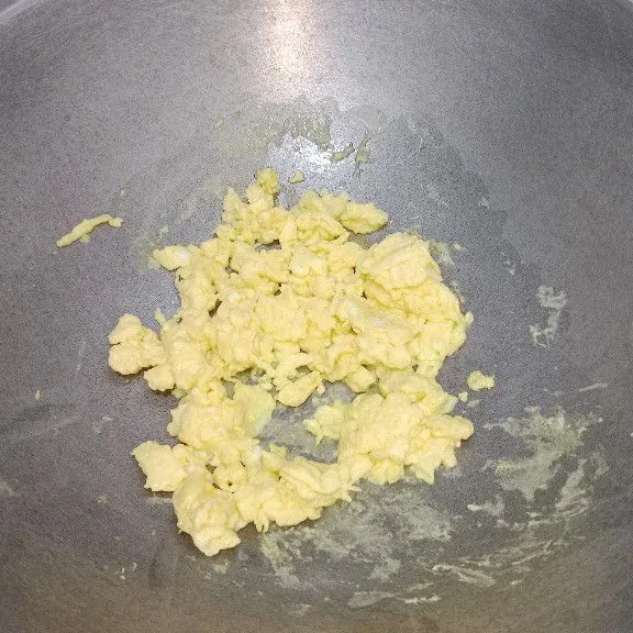 Panaskan 2 sdm minyak goreng lalu masukkan kocokan telur ayam dan masak hingga matang, lalu angkat dan tiriskan.