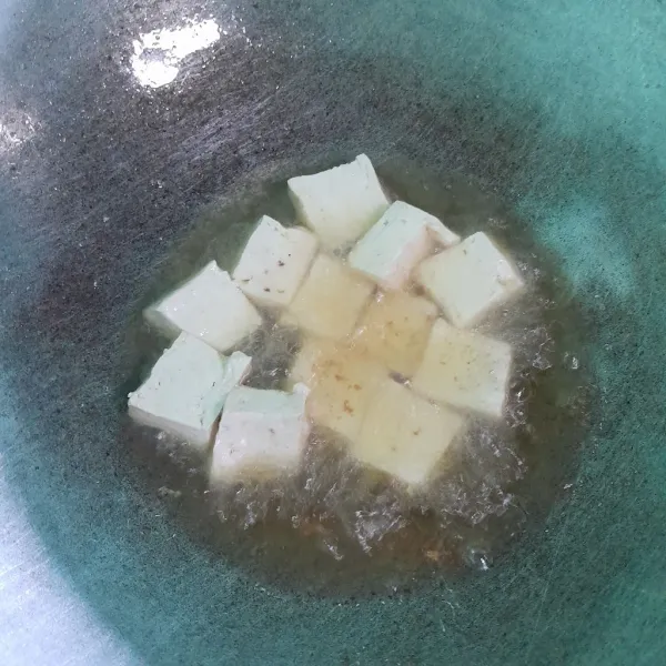 Goreng tahu sampai matang.