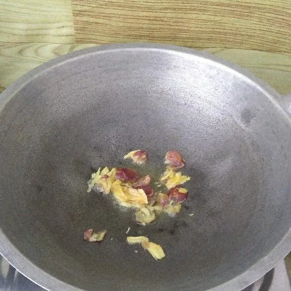 Tumis bumbu halus hingga aromanya harum.