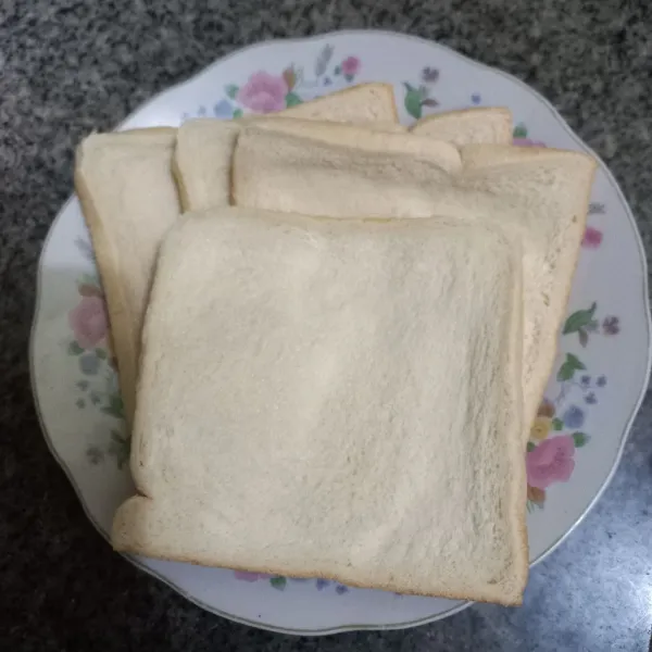 Pipihkan roti tawar dengan cara digilas dengan rolling pin atau dengan tekanan tangan.