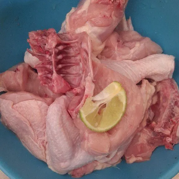 Cuci bersih ayam, lumuri jeruk nipis, bilas kembali, tiriskan.