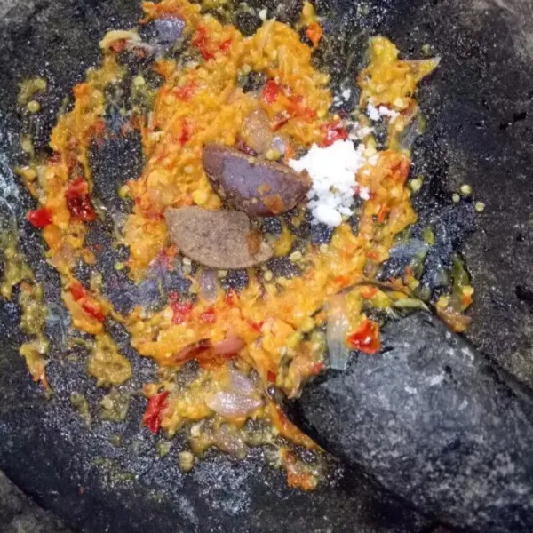 Tambahkan garam, gula merah dan terasi.