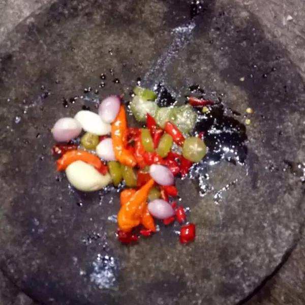 Haluskan semua bahan yang sudah digoreng.