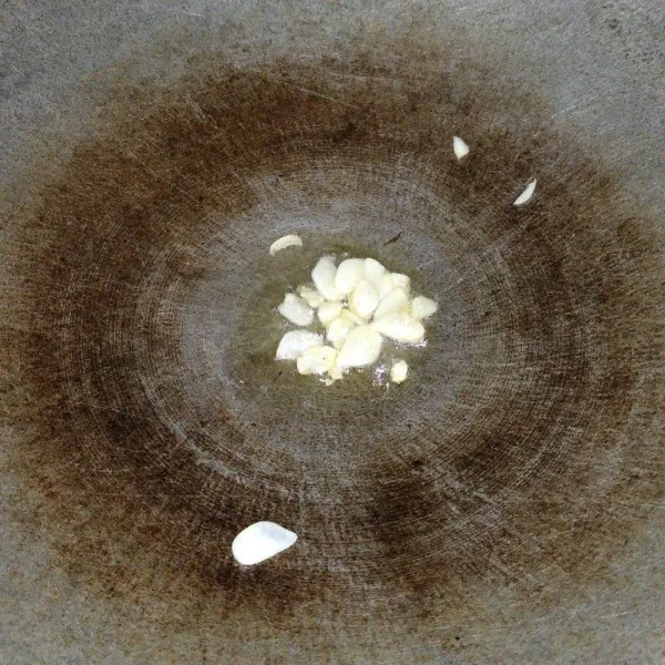 Tumis bawang putih hingga harum.